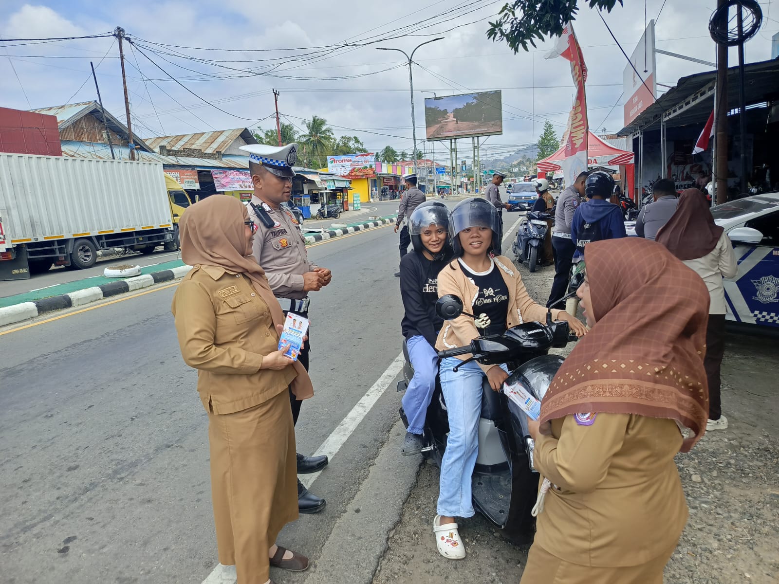 Tim Gabungan Gelar Razia Pajak Kendaraan Sekaligus Sosialisasi Pembebasan Denda dan Pokok Pajak Kendaraan Bermotor  di Boalemo