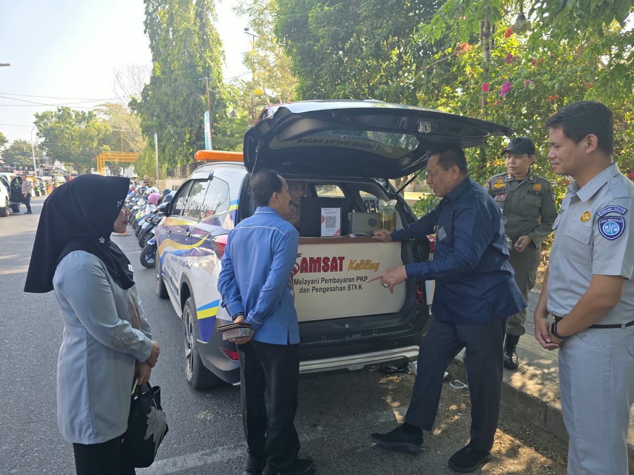 Bayar Pajak Kendaraan di Pasar Murah Gorontalo: Denda Dihapuskan, Dapat Bonus 1 Liter Minyak Goreng!