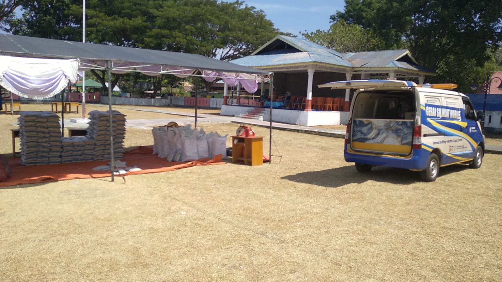 Dekatkan Pelayanan, Gerai Samsat Mobile Bone Bolango "Stay" di Pasar Murah Bersubsidi Desa Bilungala Kecamatan Bonepantai